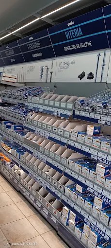 Scaffali di ferramenta e viteria nel deposito di materiali edili in Trexenta