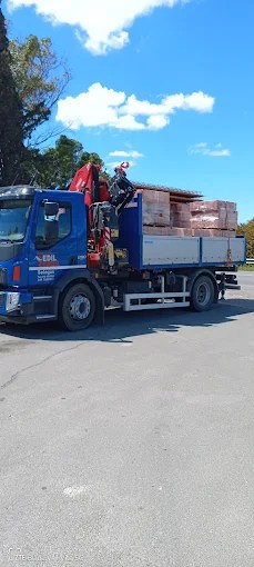 Bancali di laterizi e materiale da costruzione consegnati in Trexenta