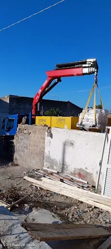 Camion con gru per la consegna di materiali edili in Trexenta